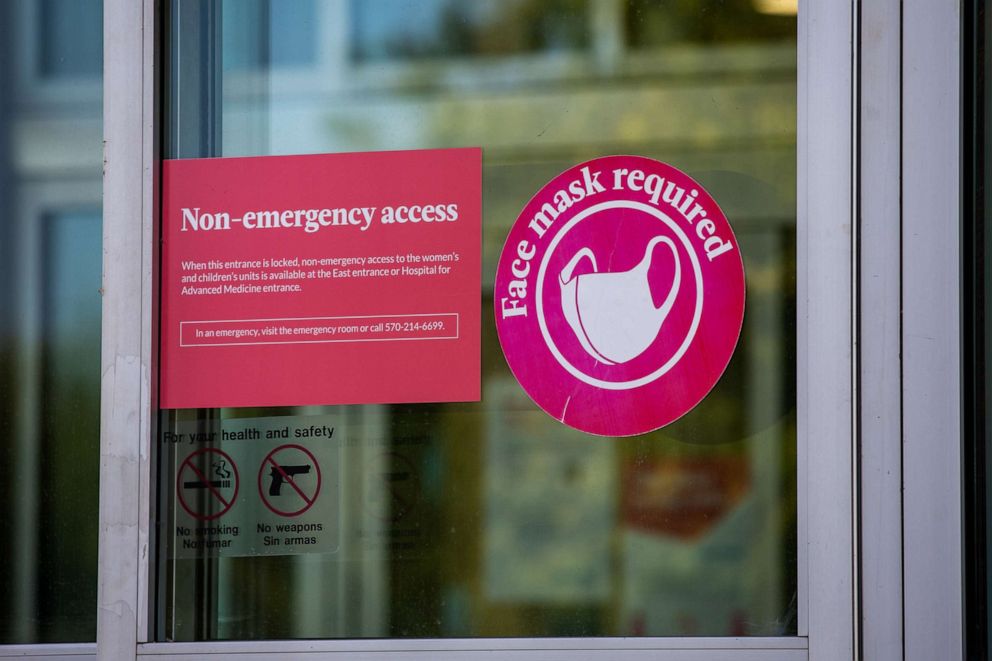 ФОТО: Табличка на входной двери в Медицинском центре Гейзингера предупреждает посетителей о том, что они должны носить маску для лица, 9 августа 2021 года, Данвилл, штат Пенсильвания. 