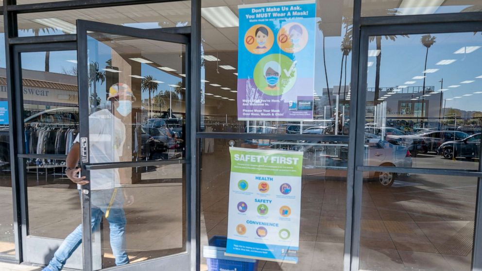 PHOTO: Face mask required sign on the entrance door to a store in Reseda, Calif., Feb. 9, 2022.