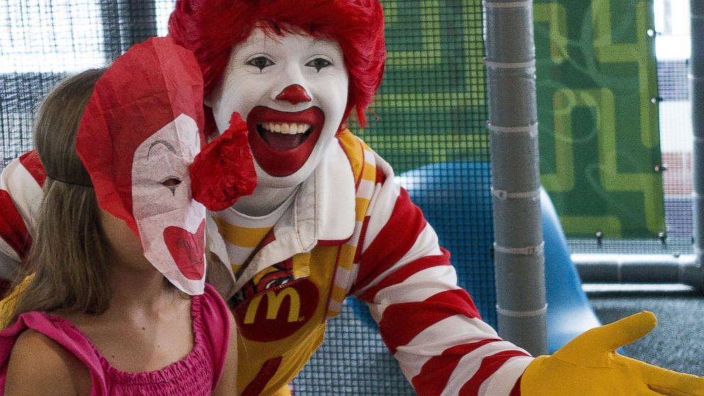 PHOTO: A person dressed as Ronald McDonald entertains a young girl during his appearance at a McDonalds's Aug. 10, 2015, in Centreville, Va.