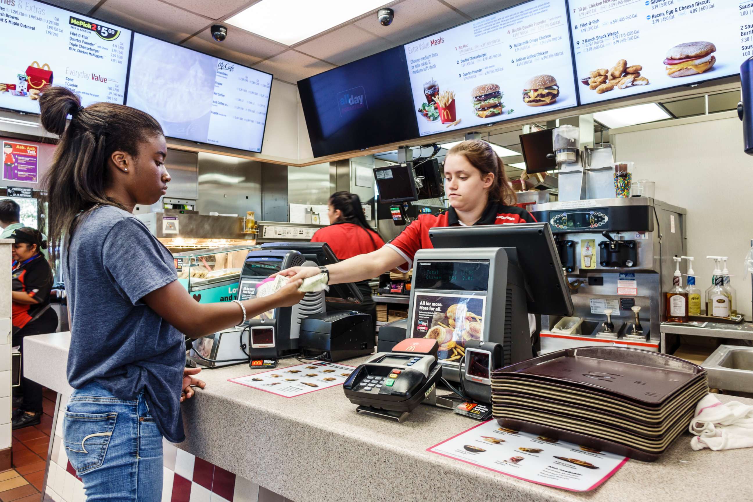 PHOTO: A McDonalds cashier gives change to a young customer in Vero Beach, Fla., Oct. 23, 2016.