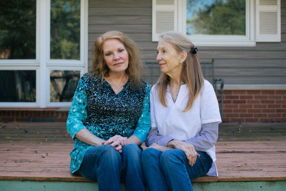 PHOTO: Arline Feilen (left) and her sister, Kathy McCoy, at their mother's home in the Chicago suburbs.