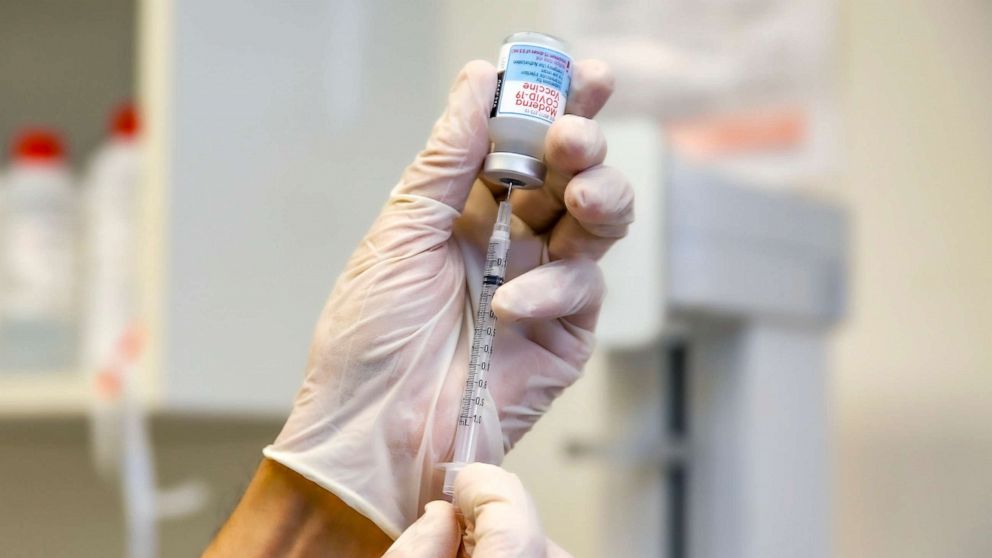 PHOTO: A dose of Moderna vaccine for Covid-19 is prepared in Flintridge, Calif., Nov. 16, 2021.
