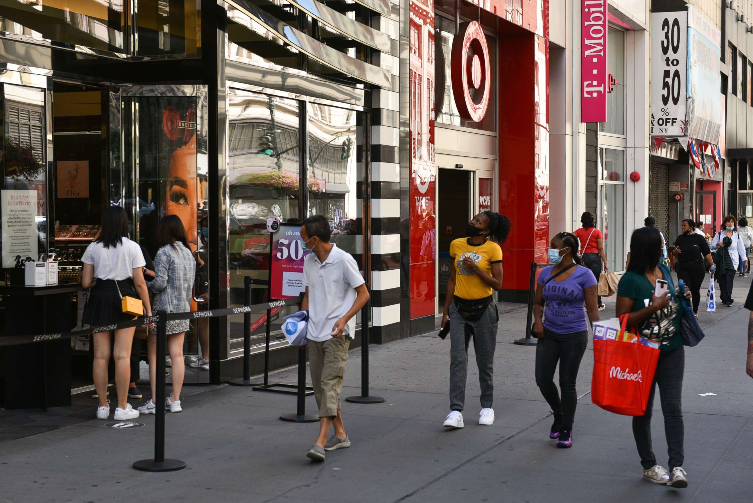 Apple not allowing shoppers in NYC retail store amid new COVID surge