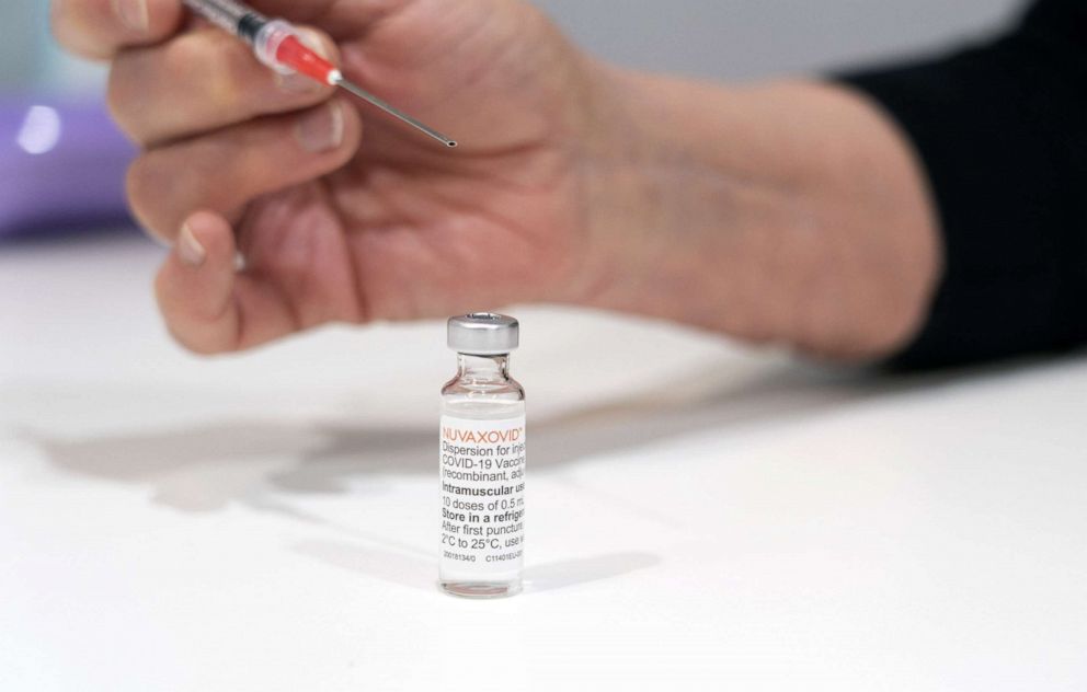 ФОТО: Медицинский работник готовит дозу вакцины против COVID-19 от Novavax в Утрехте, Нидерланды, 15 марта 2022 года. 