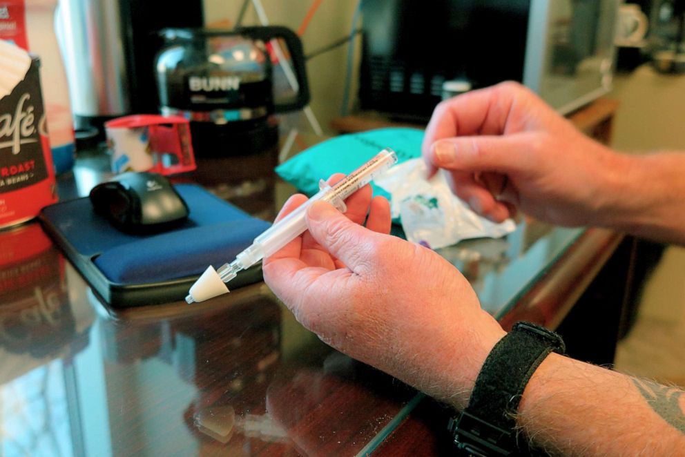 PHOTO: Police officer William Felt holds a syringe filled with Naloxon in Ashtabula, Ohio, Oct. 2, 2017.