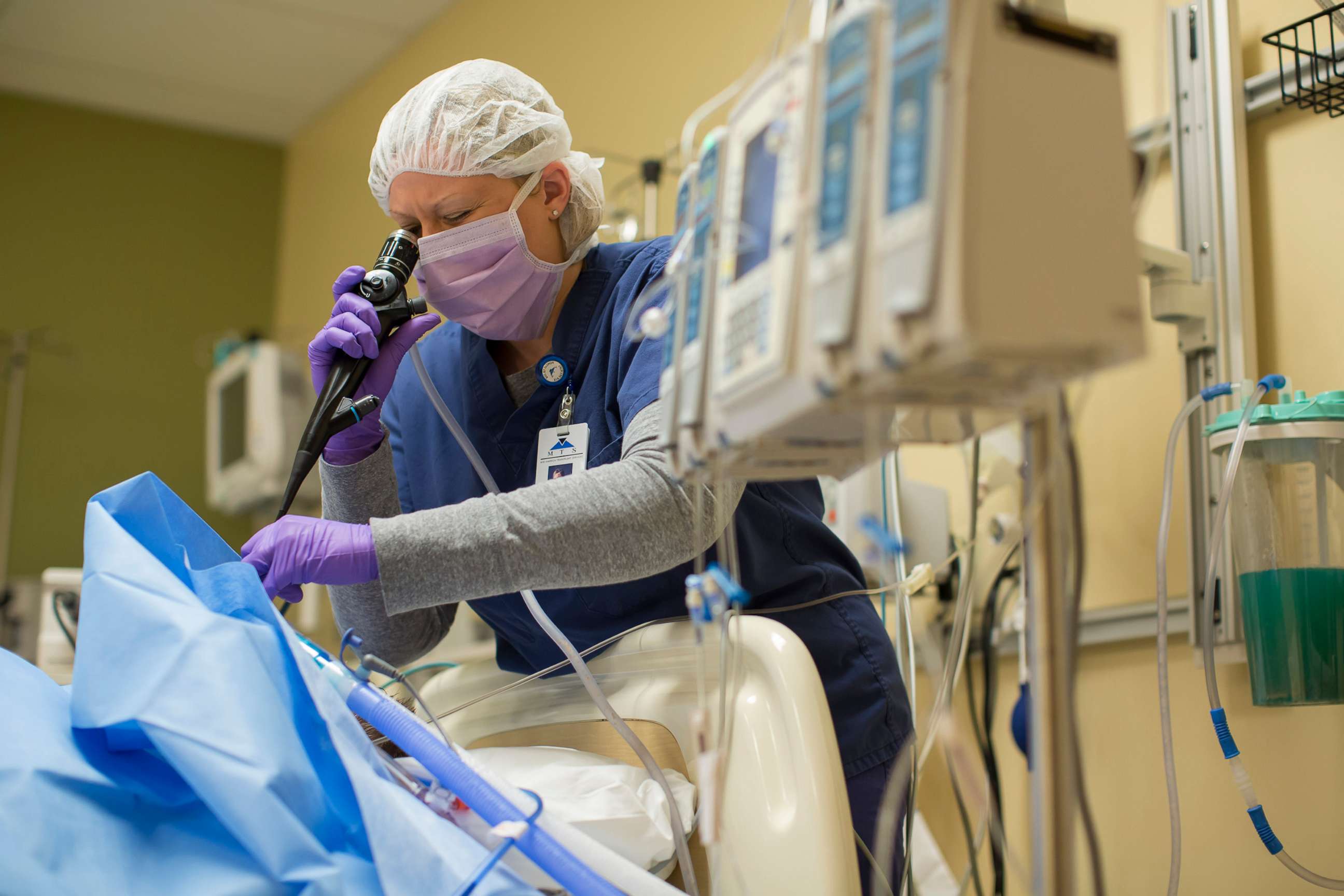 PHOTO: Organ procurement coordinator Lindsey Cook performs a bronchoscopy to remove mucus from the lungs of an organ donor at Mid-America Transplant Services in St. Louis, Feb. 21, 2014. 