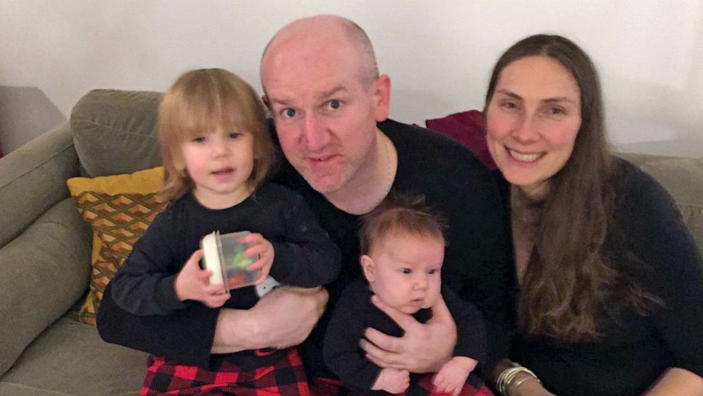 照片：Pamela Addison 与她已故的丈夫 Martin Addison 以及他们的两个孩子 Elsie 和 Graeme 在一张未注明日期的讲义照片中合影。