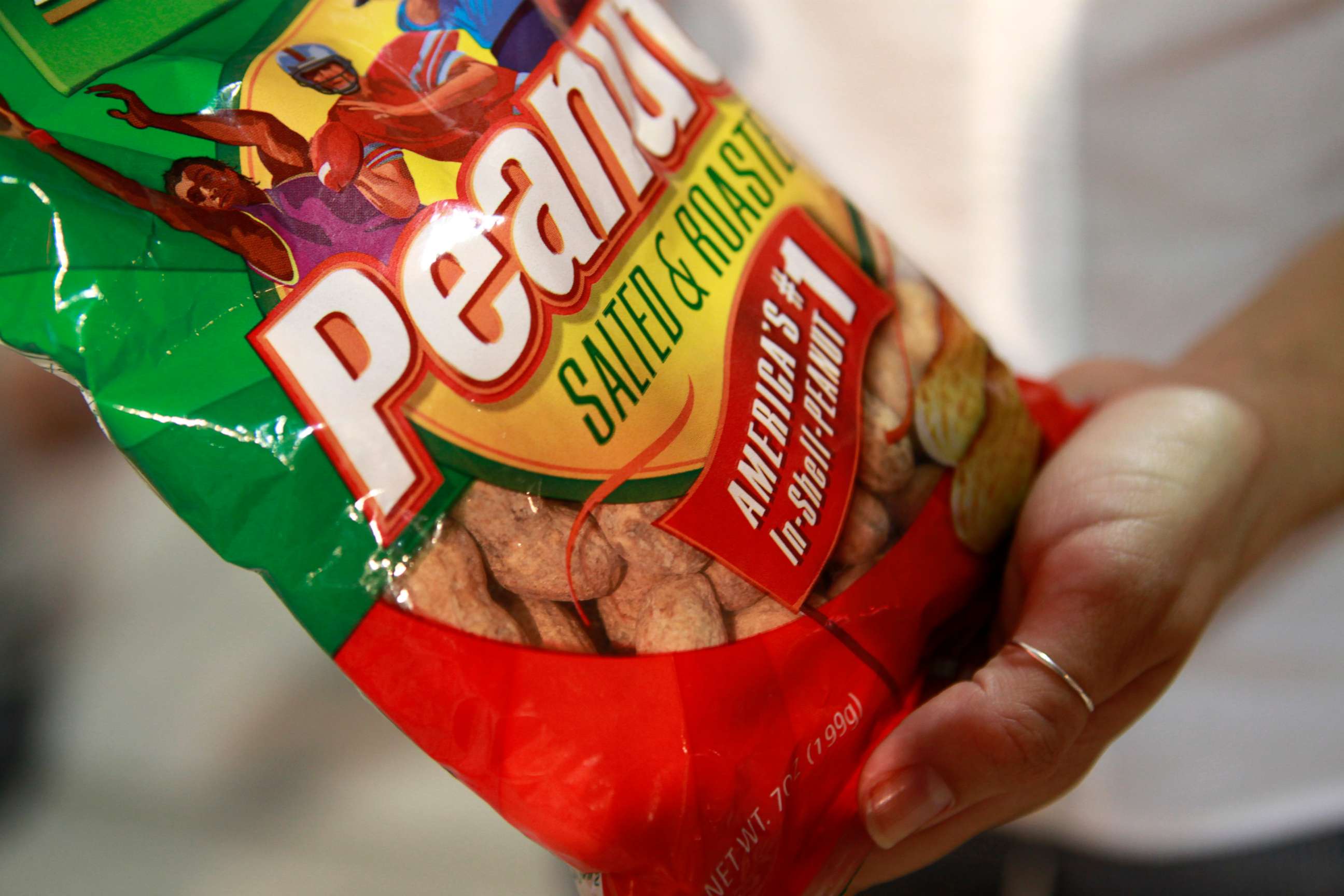 PHOTO: In this  July 31, 2010 file photo, a bag of peanuts is seen at Nationals Park in Washington. Government health experts are urging approval of a novel treatment for children with life-threatening peanut allergies.