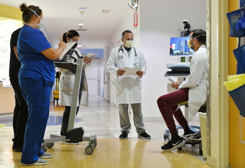 PHOTO: Mark Toney, chief of the Hospital Pediatrics Program at Wolfson Children's Hospital, talks with medical students and nursing staff on the rounds of one of the pediatric wards in Jacksonville, Fla., Aug. 8, 2021.