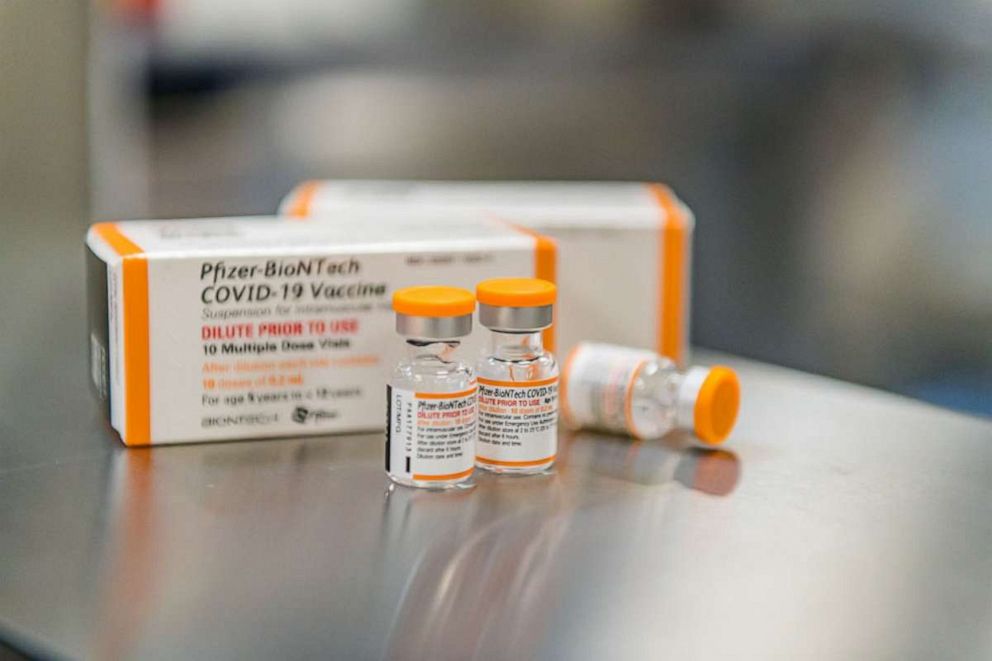 FOTO: Los nuevos viales de vacuna pediátrica COVID-19 de Pfizer / BioNTech se ven en esta foto sin fecha del folleto.