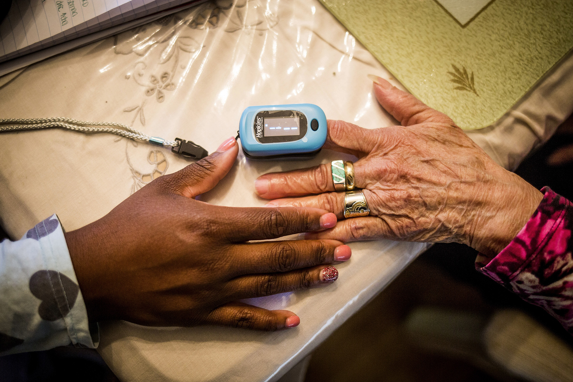 PHOTO: A nurse practitioner uses a pulse oximeter on an patient at her home in Plainfield, N.J., Oct. 26, 2016. 