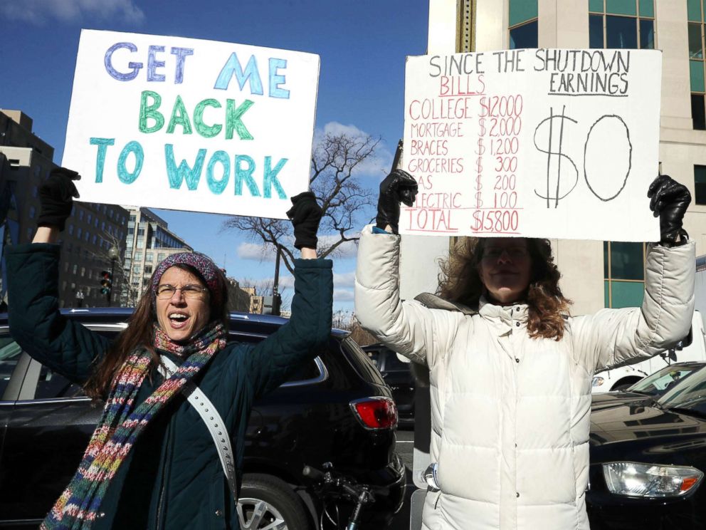   PHOTO: Hundreds of federal employees and contractors mobilize against the partial closure of the federal government in front of the AFL-CIO headquarters on January 10, 2019 in Washington, DC [19659005] Chip Somodevilla / Getty Images </span></picture></div><figcaption><span class=