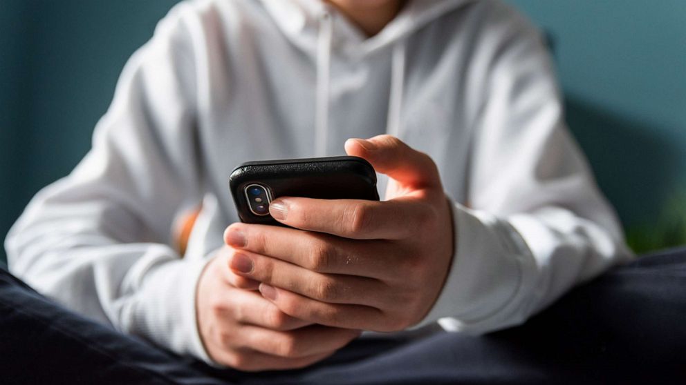 VIDEO: How social media impacts teens' brains
