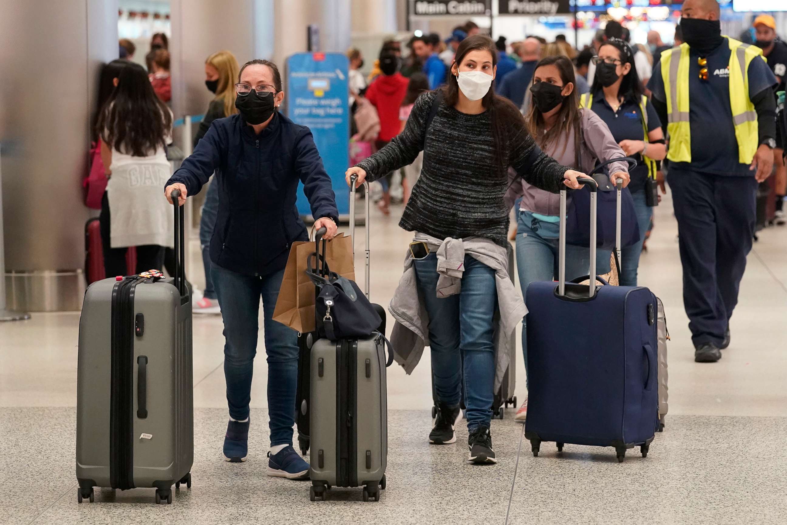 PHOTO: Passengers rush to check-in their luggage at the Miami International Airport, Jan. 4, 2022, in Miami.