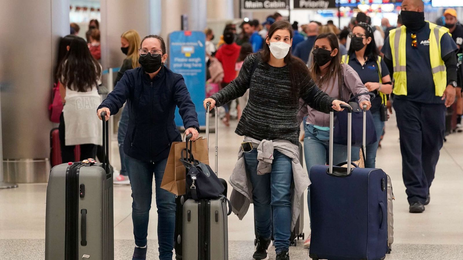 PHOTO: Passengers rush to check-in their luggage at the Miami International Airport, Jan. 4, 2022, in Miami.