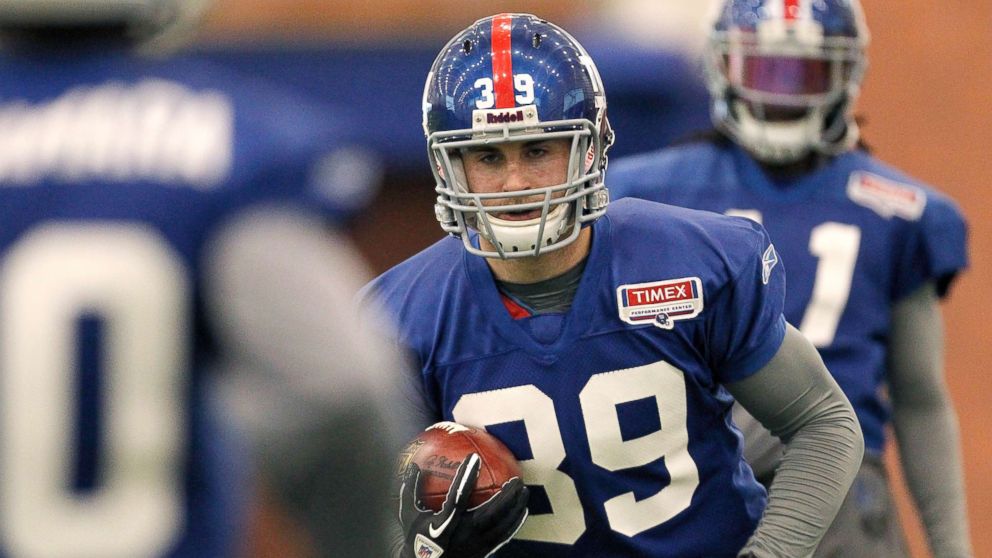 PHOTO: New York Giants defensive back Tyler Sash runs with the ball during NFL football practice in East Rutherford, N.J., Jan. 12, 2012. Sash, who died at 27, was diagnosed with chronic traumatic encephalopathy.
