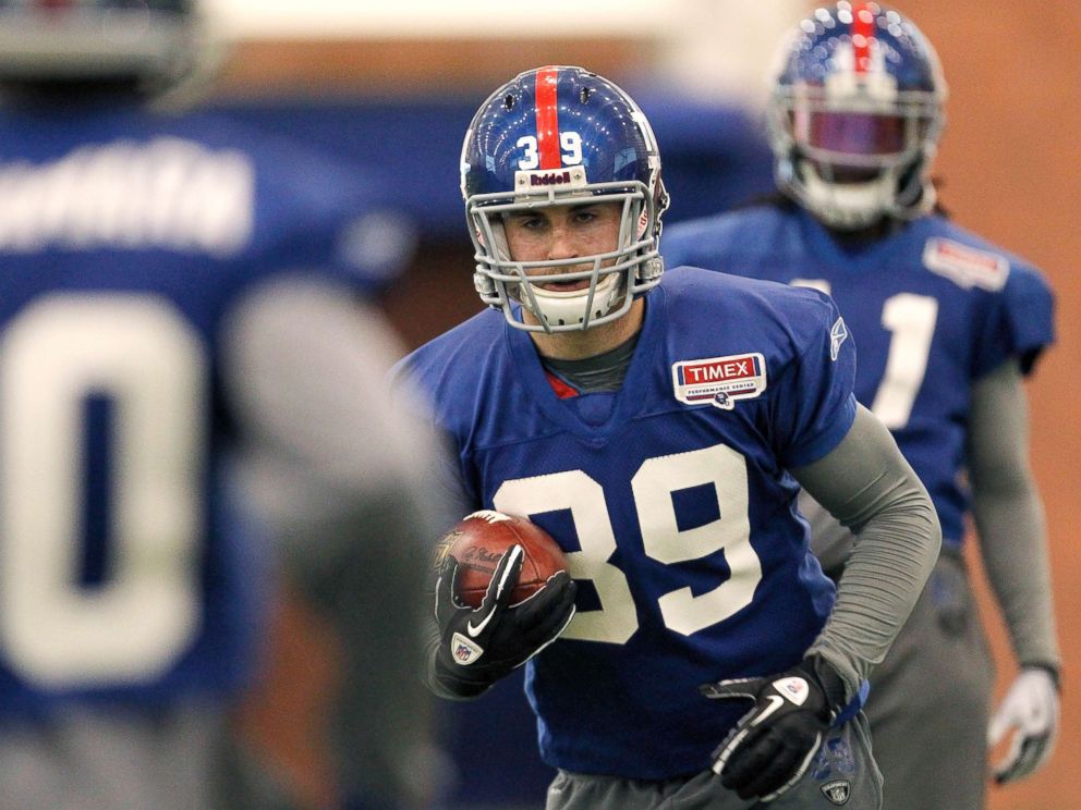 PHOTO: New York Giants defensive back Tyler Sash runs with the ball during NFL football practice in East Rutherford, N.J., Jan. 12, 2012. Sash, who died at 27, was diagnosed with chronic traumatic encephalopathy.