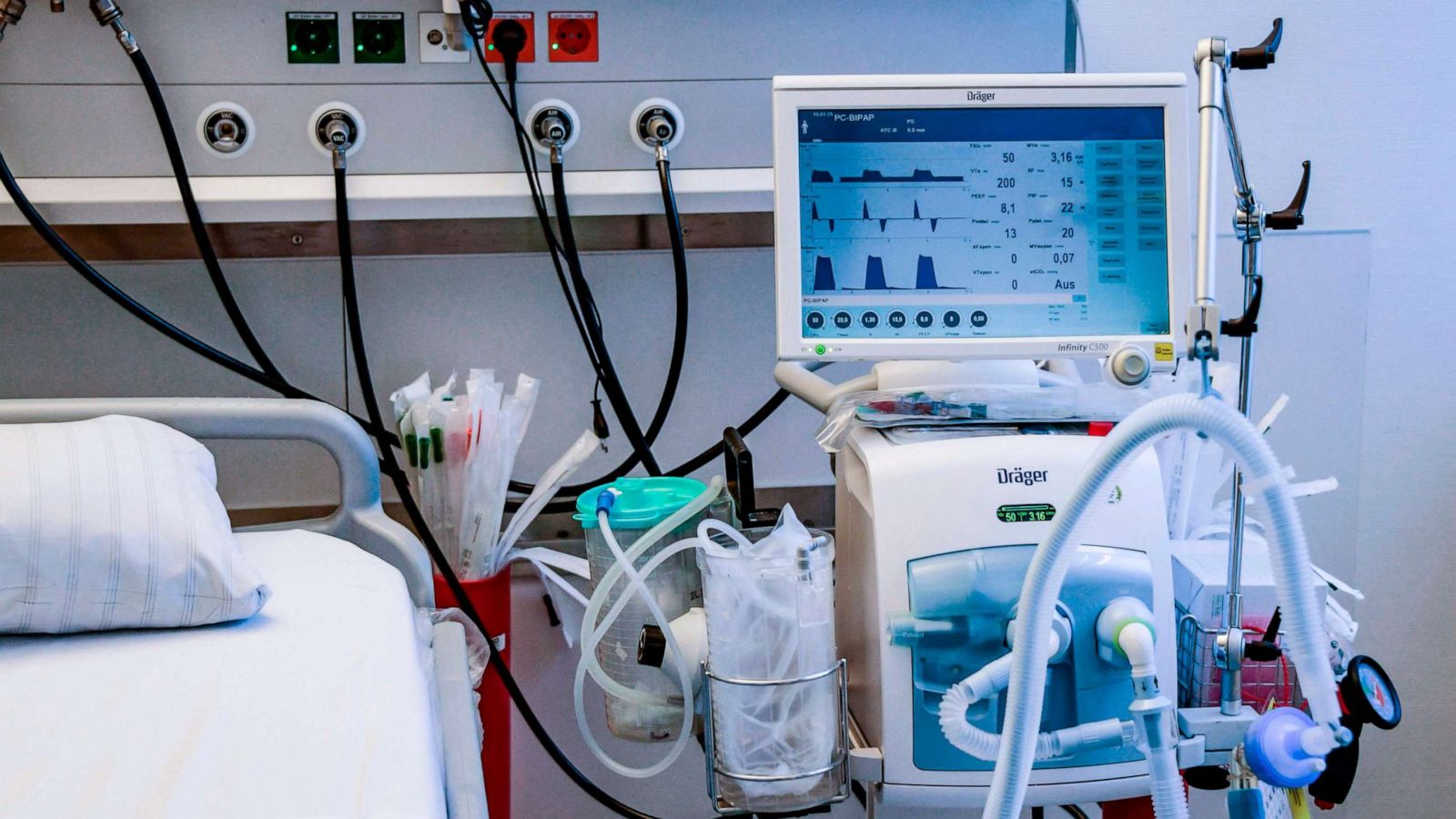 PHOTO: A ventilator is pictured during an instruction session with doctors at the Universitaetsklinikum Eppendorf in Hamburg, Germany, March 25, 2020.