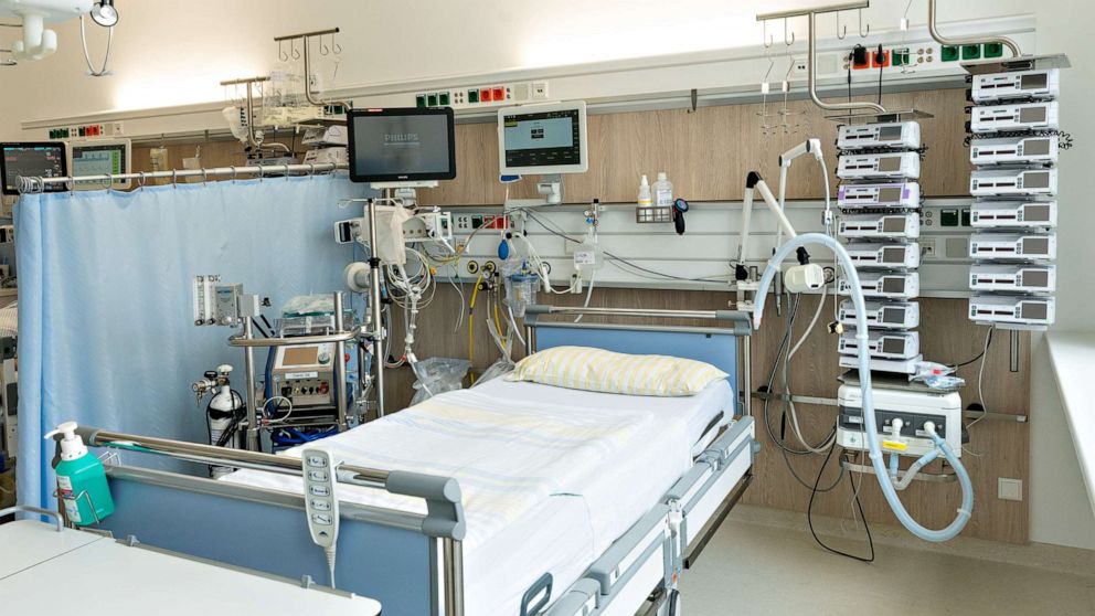 PHOTO: An bed in an intensive care unit of the University Hospital Dresden. On the left side of the bed is a heart-lung machine, on top are the monitors for monitoring vital functions. To the right of the bed is a ventilator and infusion equipment. 