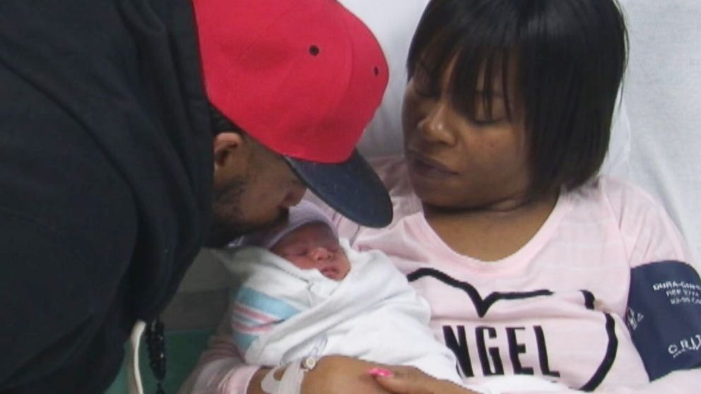 PHOTO: Raheen Stover kisses his daughter Autumn, held by her mother Qiana Stover, shortly after her birth in Cleveland, Ohio on Jan. 1, 2015.