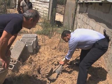 VIDEO: Bomb Disposal Experts Remove Unexploded Bombs in Gaza