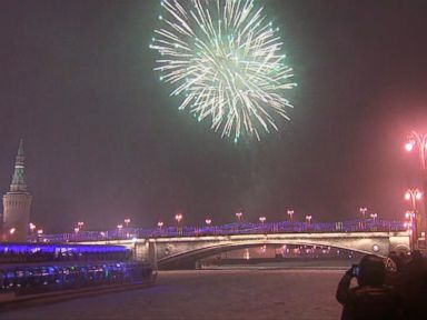 VIDEO: Moscow rings in the New Year with fireworks display.