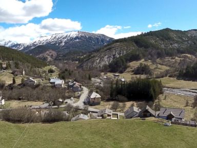 VIDEO: ABC News' Hamish Macdonald shows what recovery teams are up against in the southern French Alps.