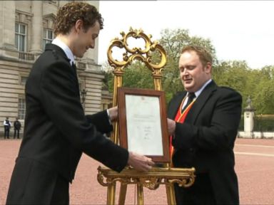 VIDEO: Royal Notice of Newborn's Arrival Placed on Easel