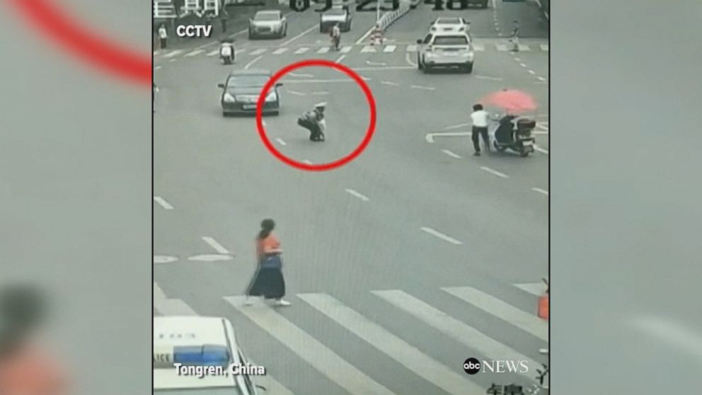 A police officer in China risks his life to save a toddler running in the middle of the road, avoiding a possibly fatal accident.