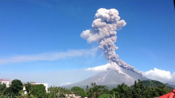 Video Time-lapse video captures power of Mayon volcano - ABC News