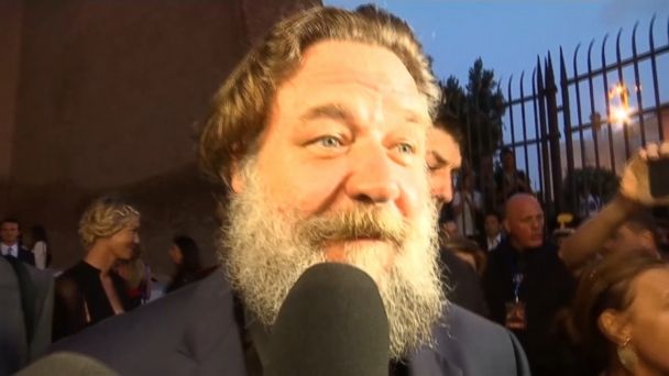 Video Russell Crowe visits real-life Colosseum for charity screening of ...