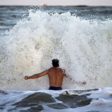 VIDEO: Bracing for Hurricane Florence, migrations, Jimmy Carter: World in Photos, Sept. 13