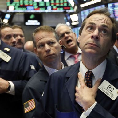 VIDEO: Traders react, gold leaf applied and Michelle Obama: World in Photos, Nov. 14