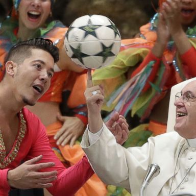 VIDEO: Pope Francis spins a soccer ball, holy men in India: World in Photos, Jan. 2