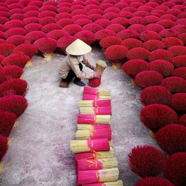 VIDEO: Incense collecting, a Hindu Pongal festival: World in Photos, Jan. 8