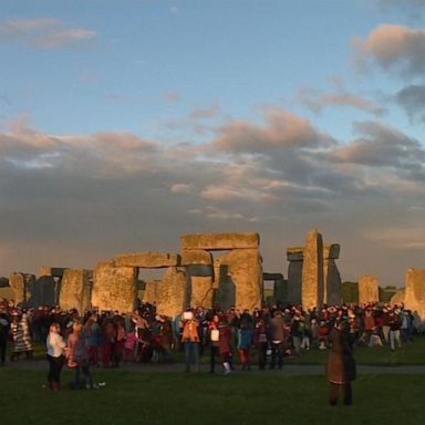 VIDEO: Crowds flock to Stonehenge for summer solstice