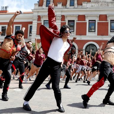 VIDEO: Michael Jackson tribute, rocket launch: The World in Photos 06/25/19