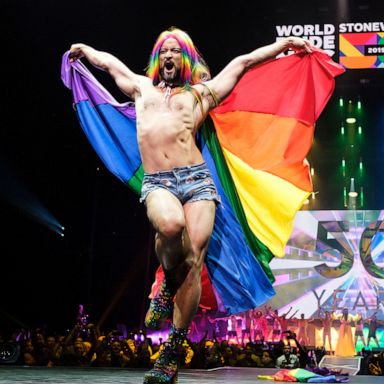 VIDEO: WorldPride kickoff, European heatwave, Democrats debate: World in Photos, June 27