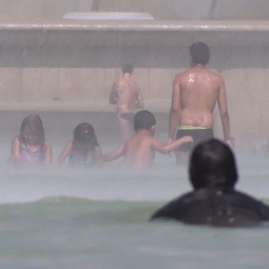 PHOTO: Locals and tourists try to stay cool as the City of Light sizzles from scorching temps.