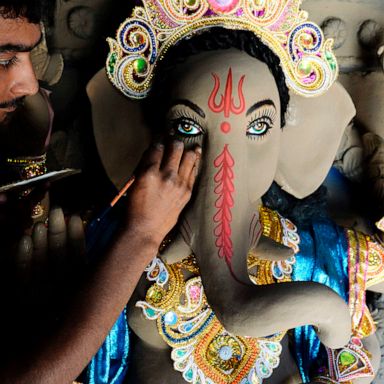 VIDEO: Hindu festival, 'Tomatina' and football match: World in Photos, Aug. 28