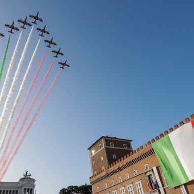 VIDEO: Putin, Iraq protests and Italian acrobatic aerial team: World in Photos, Nov. 4