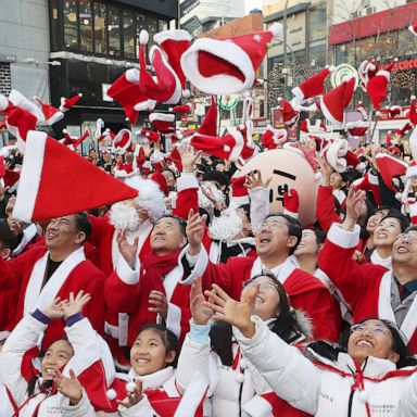 VIDEO: Santa hat toss, a Christmas ball and a snow wonderland: World in Photos, Dec. 24