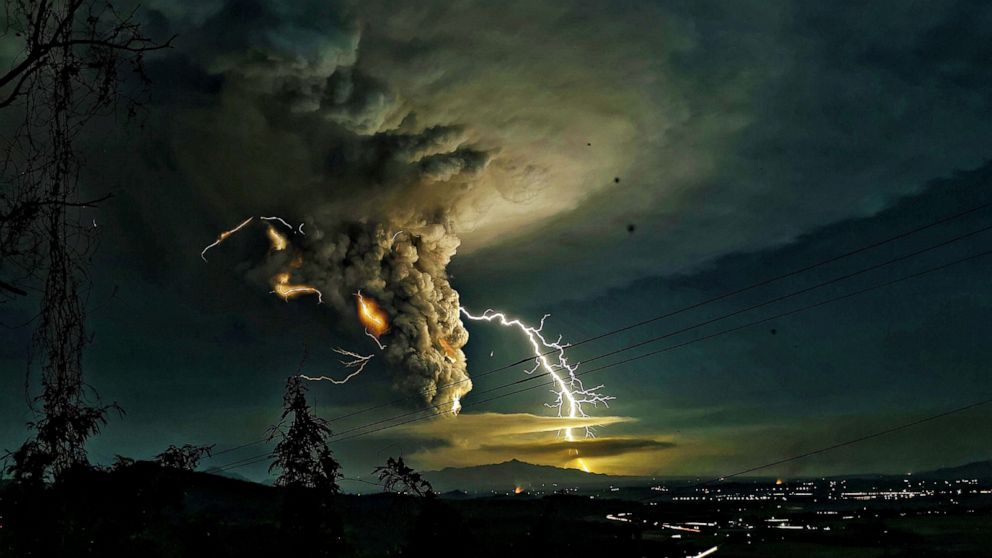 Video Volcanic lightning, impeachment, Australia bushfires: The Week in  Pictures - ABC News