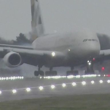 VIDEO: Plane struggles to land amid powerful winds at London airport