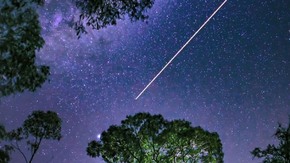 Download Shooting star caught on camera in spectacular sky over ...