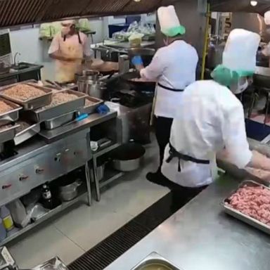 VIDEO: Chefs prepare 40,000 meals for people affected by the pandemic in Bangkok