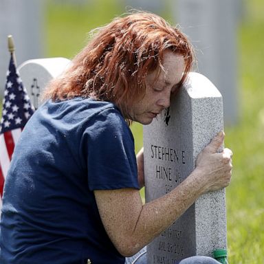 VIDEO: Memorial Day remembrance, SpaceX, beaches re-open; The World in Photos; May 26, 2020