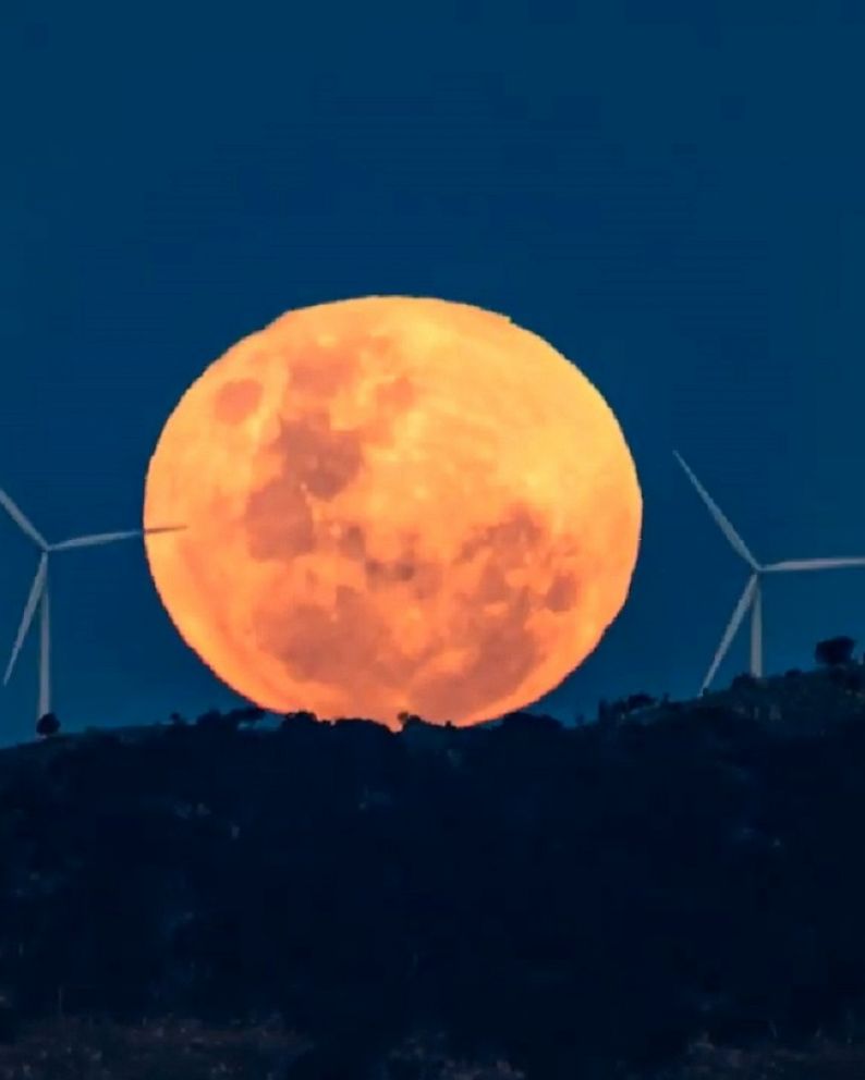 200707_abc_social_moontimelaps