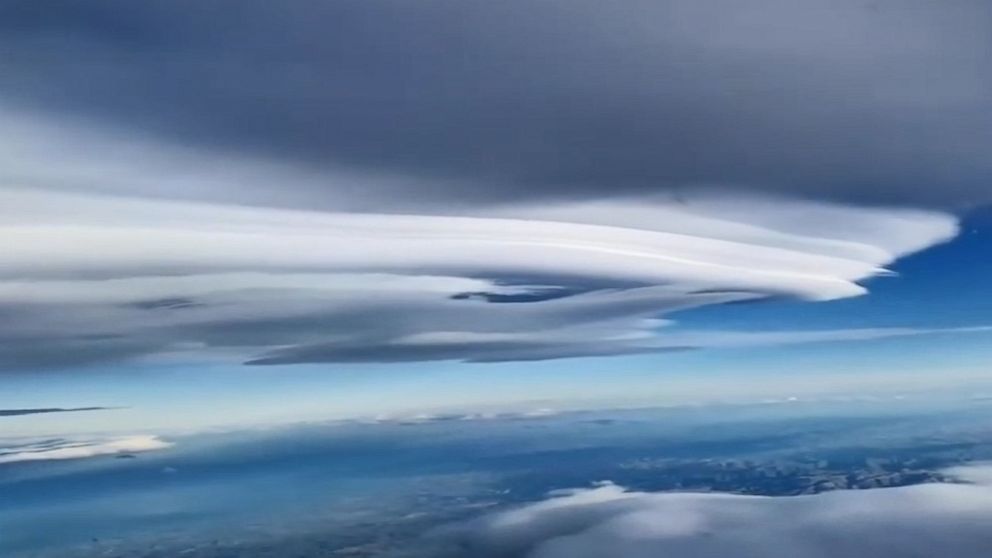 Pilot captures lenticular cloud over New Zealand Video - ABC News