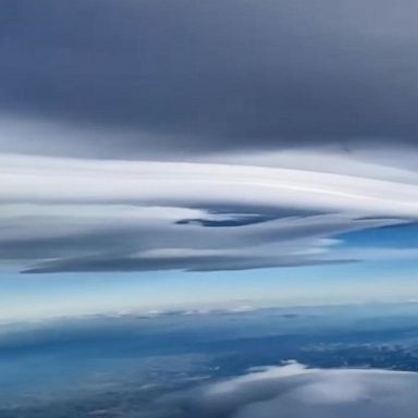 Pilot captures lenticular cloud over New Zealand